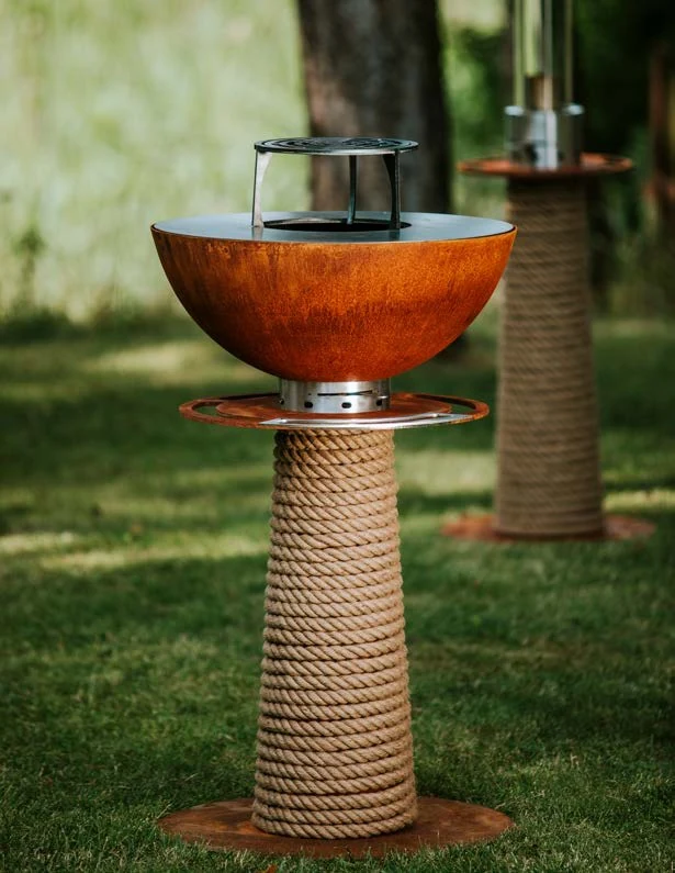 Grill JUNO w kolorze corten, na podstawie wyko&nacute;czonej lin&aogon;